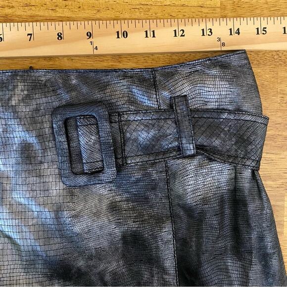 Think Tank Women’s Faux Leather Skirt Size 4 Silver Reptile  Print Belted Mini - Picture 12 of 13